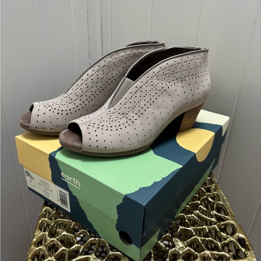 NWT Earth Zip Up Shoes Womens Size 7